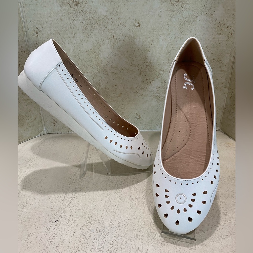 Journee Collection White Women's Flats